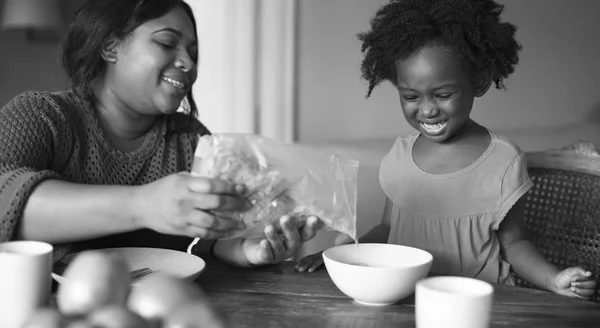 Madre e figlia a fare colazione — Foto Stock