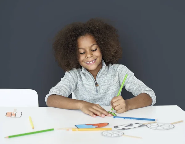 Adorable africano niño dibujo — Foto de Stock