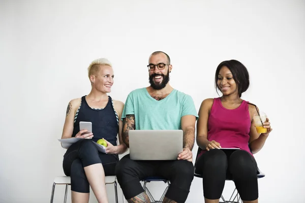 Mensen die laptop gebruiken — Stockfoto