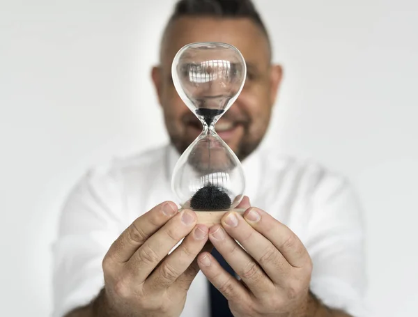 Uomo che mostra orologio sabbia — Foto Stock