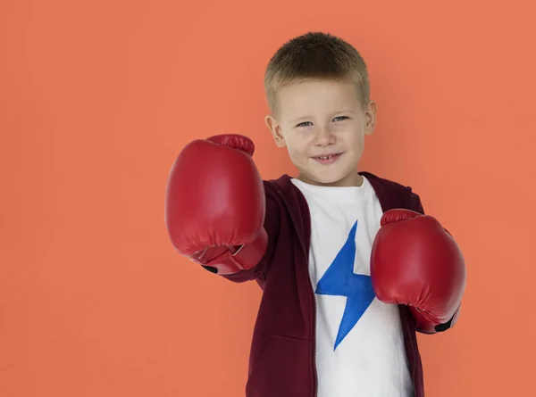 Chlapec s červeným Boxerské rukavice — Stock fotografie