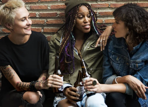 Mulheres da diversidade comemorando com cerveja — Fotografia de Stock