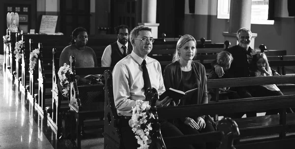 Gruppe von Menschen in der Kirche — Stockfoto