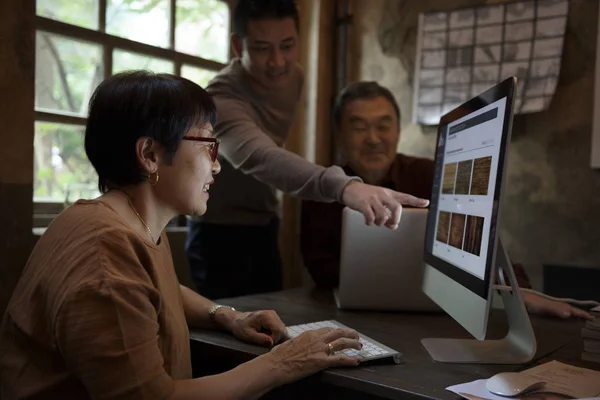 Mensen die werkzaam zijn op de Computer — Stockfoto