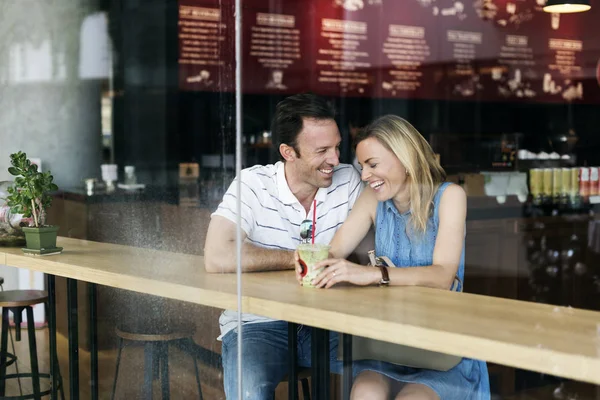 Casal descansando juntos no café — Fotografia de Stock