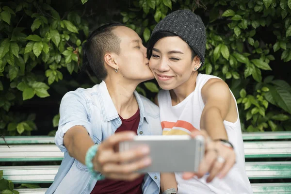 Lesbianas pareja besos — Foto de Stock