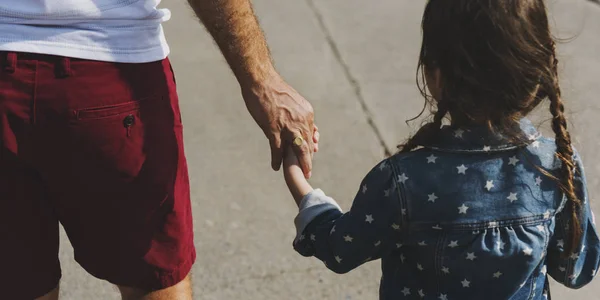 Pai segurando mão filha — Fotografia de Stock