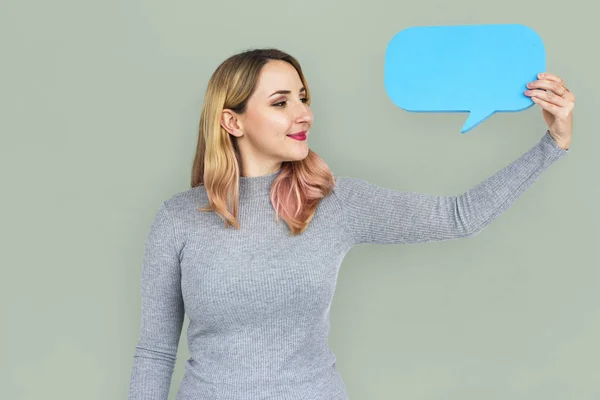 Mujer joven con burbuja del habla — Foto de Stock