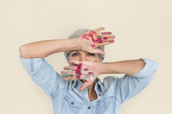 Mujer con las manos en pintura —  Fotos de Stock
