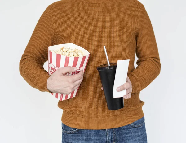 Людина з попкорном і випивкою — стокове фото