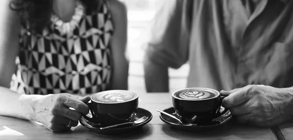 Pareja disfrutando del café en la cafetería — Foto de Stock