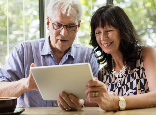 Seniorenpaar nutzt Tablet — Stockfoto