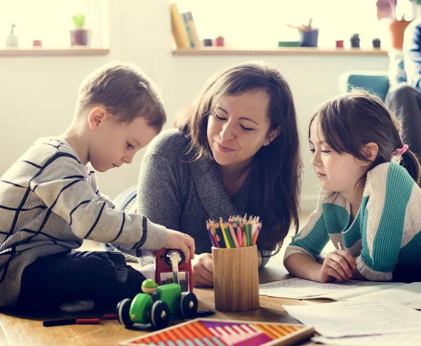 Mamma med son och dotter — Stockfoto