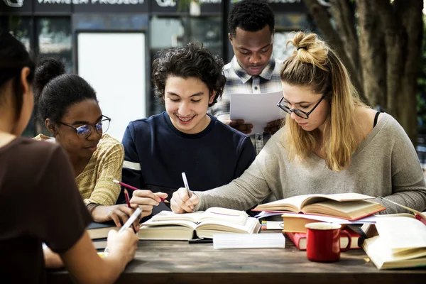 Diversidade estudantes brainstorming juntos — Fotografia de Stock