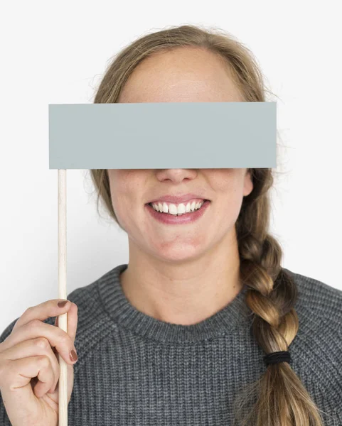 Mulher Segurando Bandeira Cobrindo os olhos — Fotografia de Stock