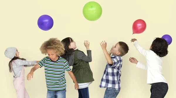 Barn leker med färgglada ballonger — Stockfoto