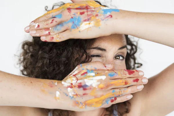 Artist woman with paint on hands — Stock Photo, Image