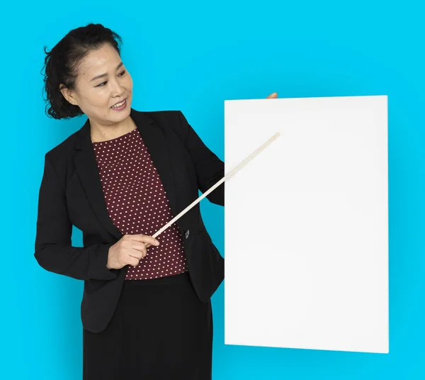 Asiático mujer de negocios holding puntero — Foto de Stock