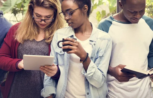 Gruppo di studenti insieme — Foto Stock