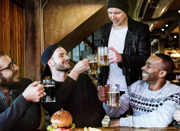 Mångfald män firar med öl — Stockfoto
