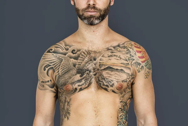 Homem bonito com tatuagens — Fotografia de Stock