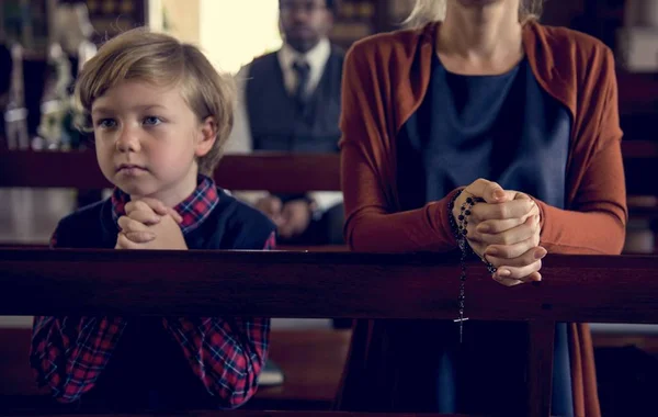 Мать и сын в церкви — стоковое фото