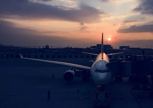Samolot na lotnisku z zachodu słońca — Zdjęcie stockowe