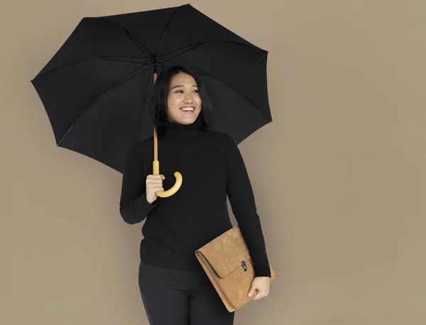 Asiático mujer de negocios bajo paraguas —  Fotos de Stock