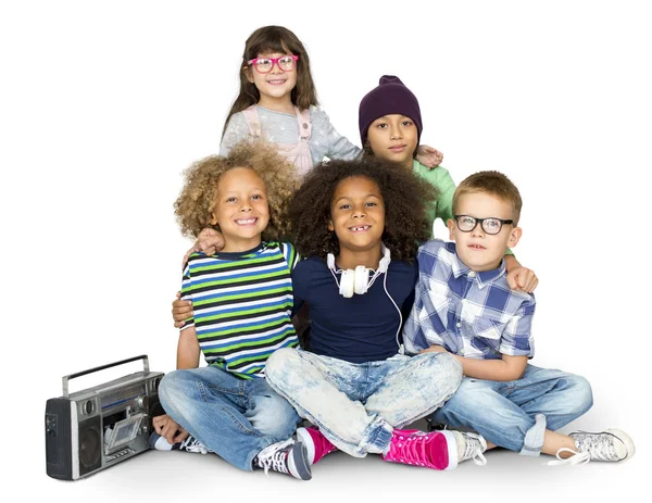 Kinder hören Musik im Studio — Stockfoto