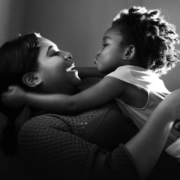 Feliz madre e hija —  Fotos de Stock