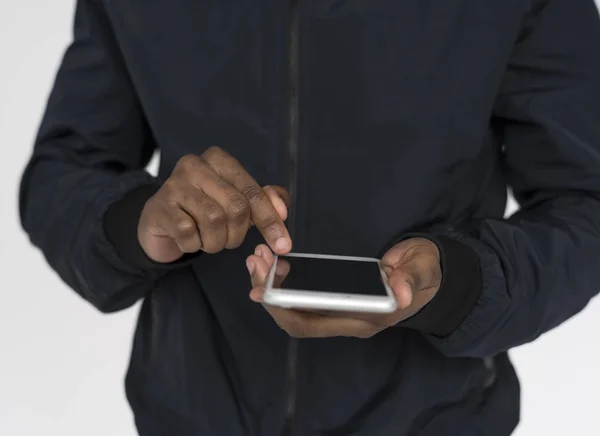 Homem africano usando celular — Fotografia de Stock