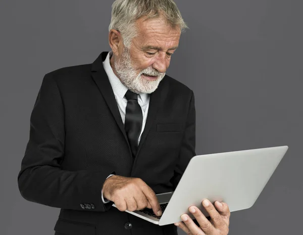 Senior-Geschäftsmann mit Laptop — Stockfoto