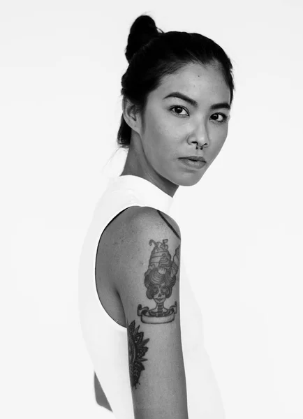 Asiatique femme posant en studio — Photo