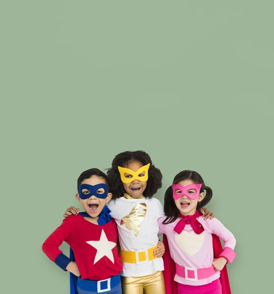 Crianças vestindo trajes de super-herói — Fotografia de Stock