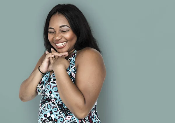 Sonriente joven mujer afroamericana — Foto de Stock