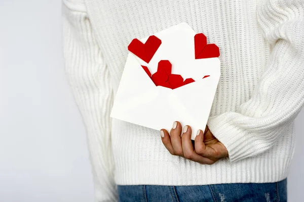 Mujer sosteniendo sobre con corazones — Foto de Stock