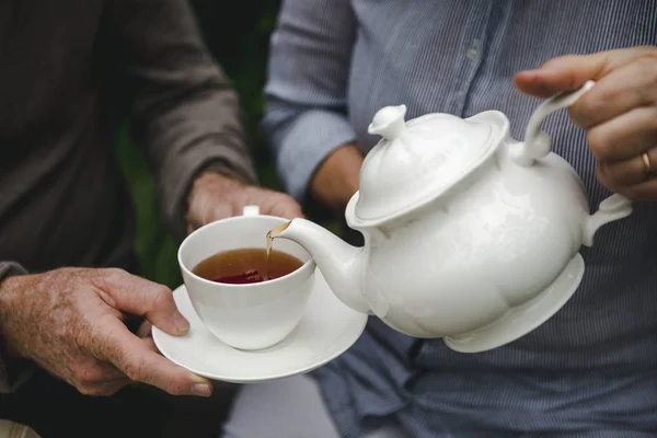 先輩夫婦がお茶を飲む — ストック写真