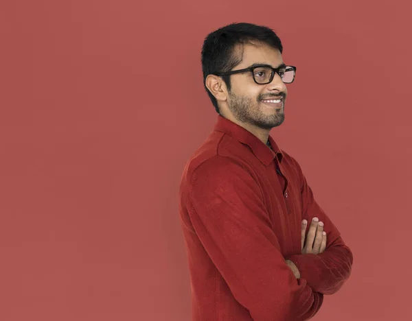 Hombre indio sonriente en el estudio —  Fotos de Stock