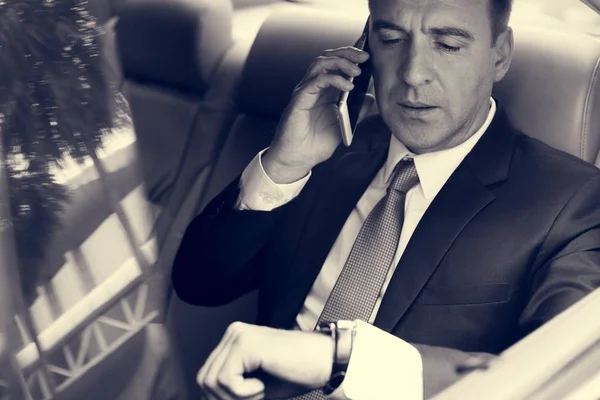 Uomo d'affari che parla su smartphone — Foto Stock