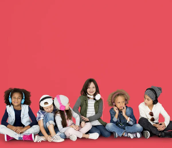 Multikulturní skupiny dětí, poslech hudby — Stock fotografie