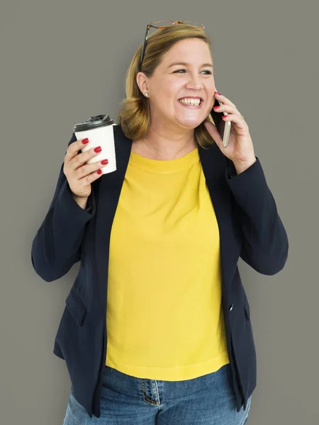 Kvinnan pratar telefon och dricka kaffe — Stockfoto