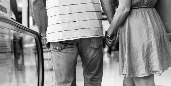 Пара ходить з тримаючими руками — стокове фото