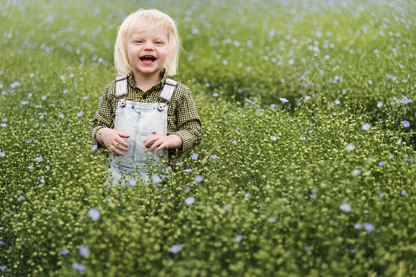 Niño caminando en el prado de flores —  Fotos de Stock