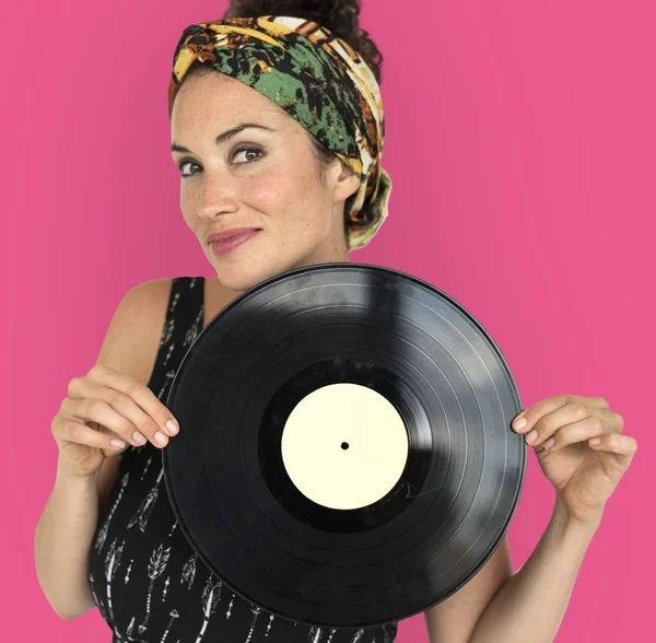 Vinil kaydını tutan güzel kadın