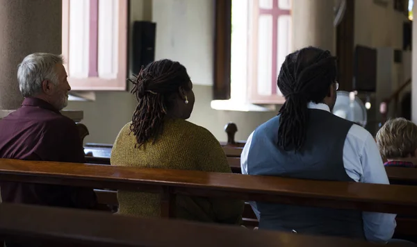 Grupo de personas en la iglesia —  Fotos de Stock