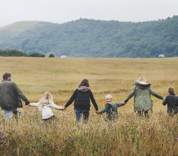 Família feliz juntos no campo — Fotografia de Stock