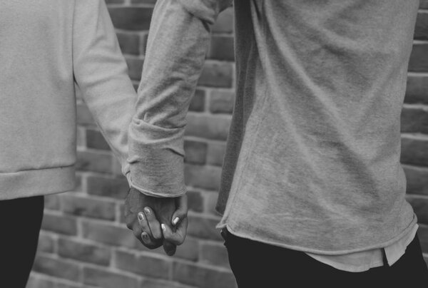 Пара держащихся за руки