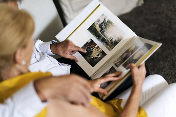 Paar kijken fotoalbum — Stockfoto