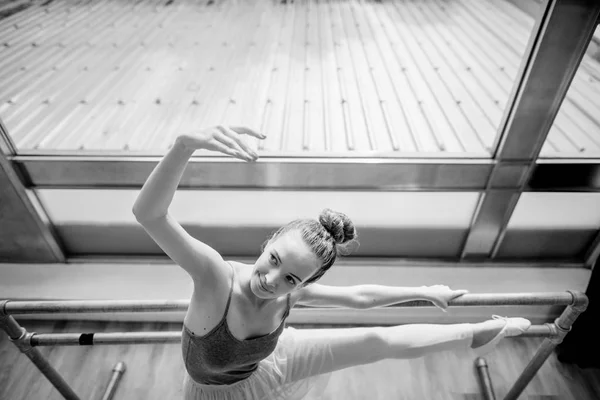 Balé de prática de bailarina — Fotografia de Stock