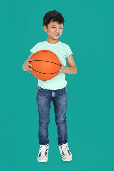 Niño pequeño con pelota de baloncesto —  Fotos de Stock